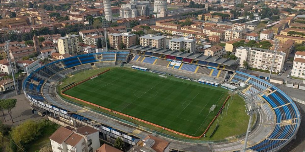 Pisa Fiorentina: mazze, ombrelli, bombe carta e tafferugli tra tifosi alle porte della città