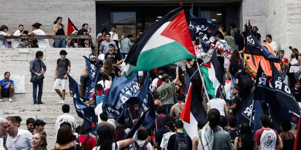 "Definisci bambino" in corteo la gioventù ostinata: tanti i liceali in piazza per la Palestina. A Roma sfila Zerocalcare, a Milano Ambra "Definisci bambino" in corteo la gioventù ostinata: tanti i liceali in piazza per la Palestina. A Roma sfila Zerocalcare, a Milano Ambra