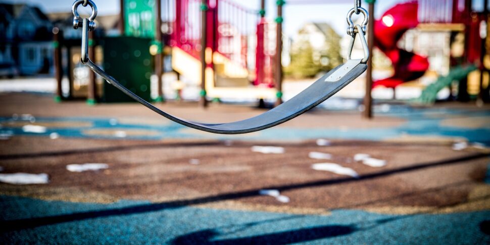 festeggia 8 anni al parco bimbo preso a bastonate alla periferia di roma gli aggressori 3 ragazzini