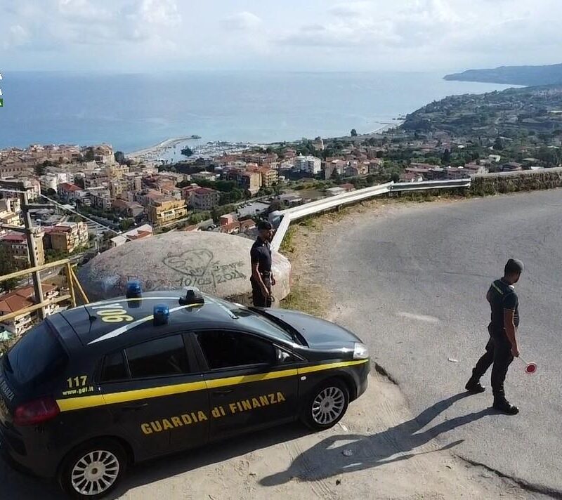 Autovetture della Guardia di finanza davanti al cancello del cimitero di Tropea
