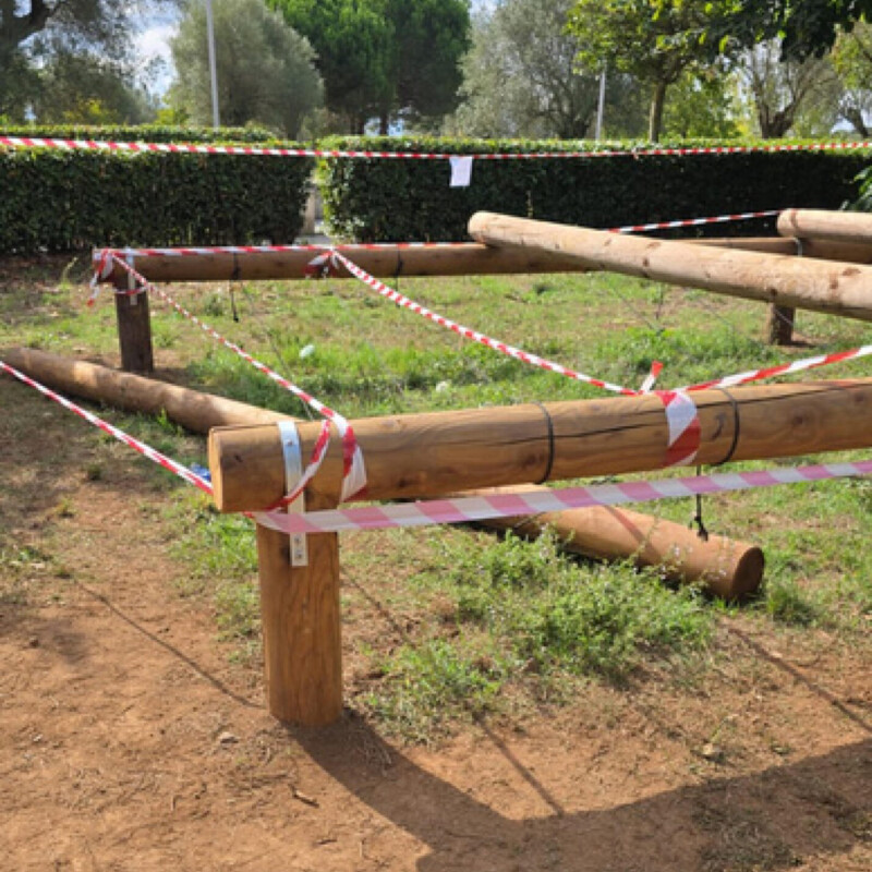 Un bambino di tre anni è rimasto gravemente ferito in un parco giochi di Vibo Valentia, di proprietà del Comune, dopo essere stato schiacciato da una trave alla quale si era appoggiato e che ha ceduto improvvisamente. Vibo Valentia, 6 settembre 2025. ANSA/GIANLUCA PRESTIA