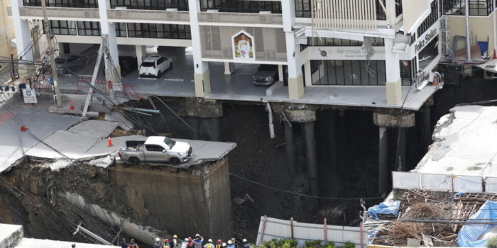 Enorme voragine in una strada a Bangkok costringe all