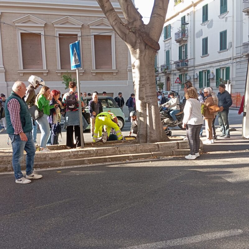 Messina, gravissimo incidente in via La Farina: una donna centrata da uno scooter pirata