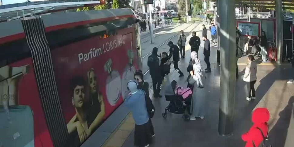 musica nelle cuffie ma arriva il tram turchia a un passo dalla tragedia un gesto eroico le salva la vita