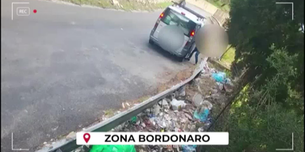 Messina, si ferma sul ciglio di una strada di Bordonaro e scarica tutti i rifiuti del cantiere edile