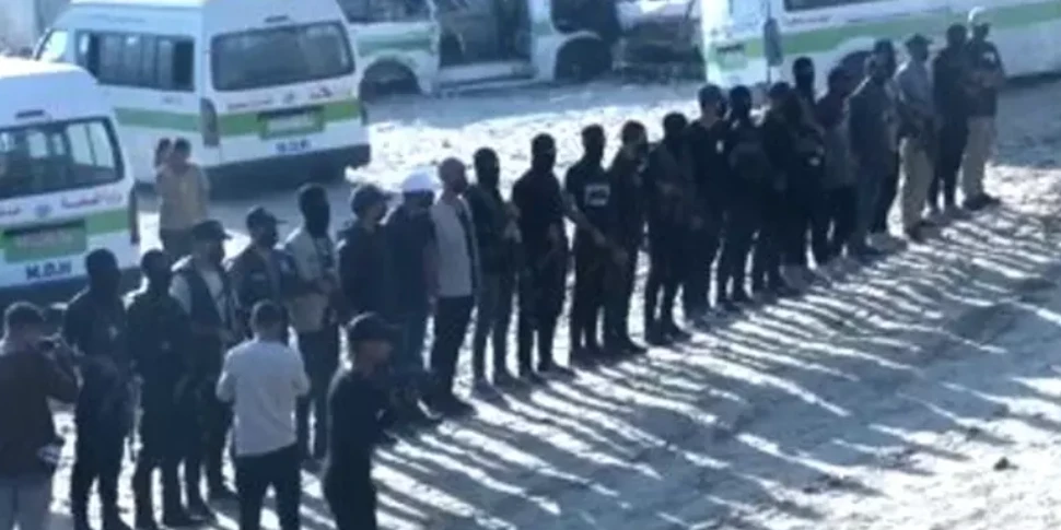 gli occhi del mondo sulla striscia 7 ostaggi consegnati da hamas alla croce rossa trump atterrato in israele la guerra 232 finita