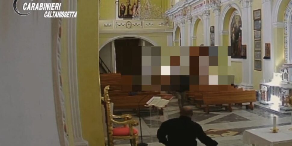 Parroco accoltellato in chiesa a Gela, il video dell Parroco accoltellato in chiesa a Gela, il video dell