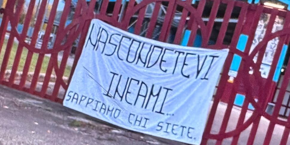 Agguato al bus, il procuratore: "Cercavano lo scontro". E sul palasport compare lo striscione "nascondetevi infami" Agguato al bus, il procuratore: "Cercavano lo scontro". E sul palasport compare lo striscione "nascondetevi infami"