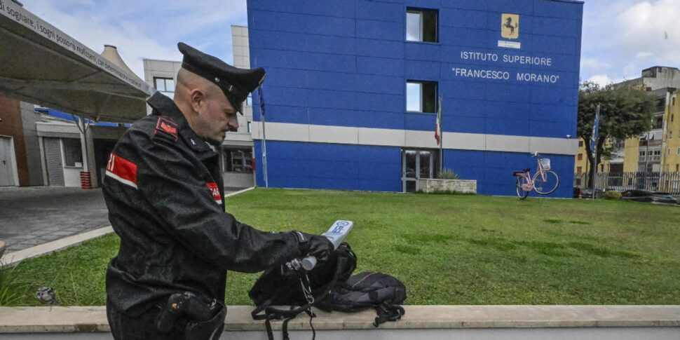 https://assets.gazzettadelsud.it/2025/10/All-ingresso-dellistituto-Morano-del-Parco-Verde-di-Caivano-970x485.jpg