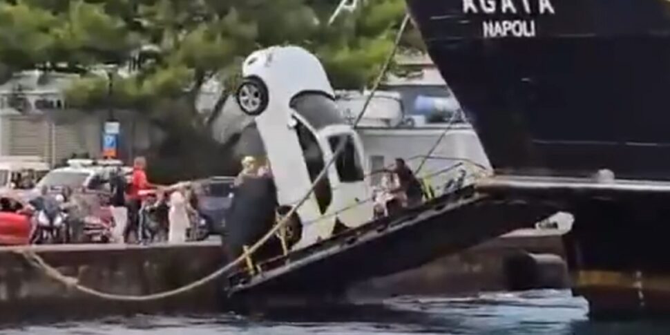 Auto si ribalta mentre sbarca a Procida: tanta paura ma nessun ferito tra le persone coinvolte   VIDEO