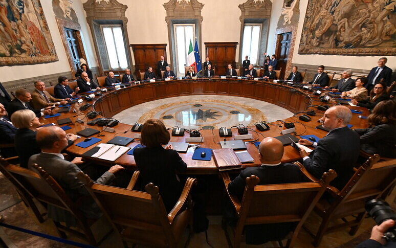 https://assets.gazzettadelsud.it/2025/10/Consiglio-dei-ministri-774x485.jpg