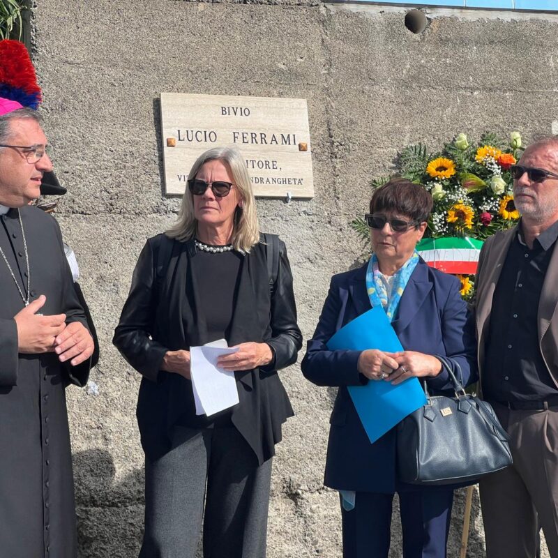 Da oggi il bivio per Sant’Iorio porta il nome di Lucio Ferrami: Acquappesa ricorda l’imprenditore che sfidò la ‘ndrangheta