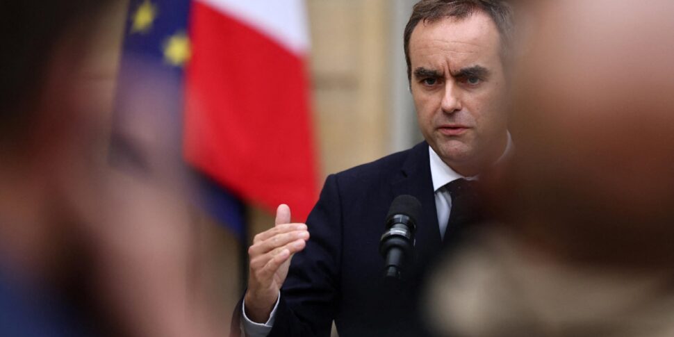 https://assets.gazzettadelsud.it/2025/10/French-outgoing-Prime-Minister-Sebastien-Lecornu-delivers-a-statement-at-the-Hotel-Matignon-in-Paris-France-06-October-2025-970x485.jpg
