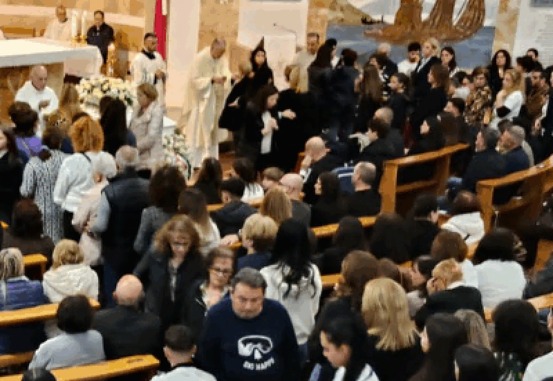 Gioia Tauro, l’ultimo saluto al piccolo Nico: una città intera non si dà pace. Il vescovo: “Siamo frastornati”