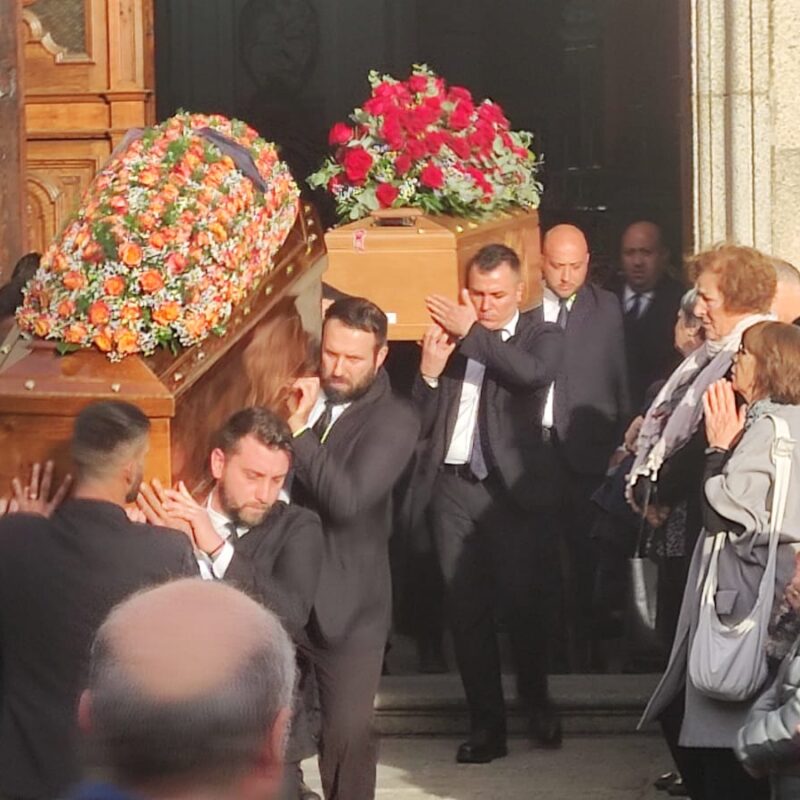 Dolore e lacrime, l'ultimo saluto di Serra a Lucia Vellone e Salvatore Primerano