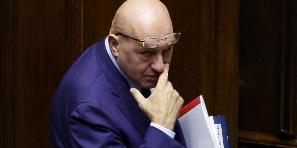 Crosetto sottoposto a intervento, asportati 3 polipi: "Neoplasie al colon, il ministro è in buone condizioni"
