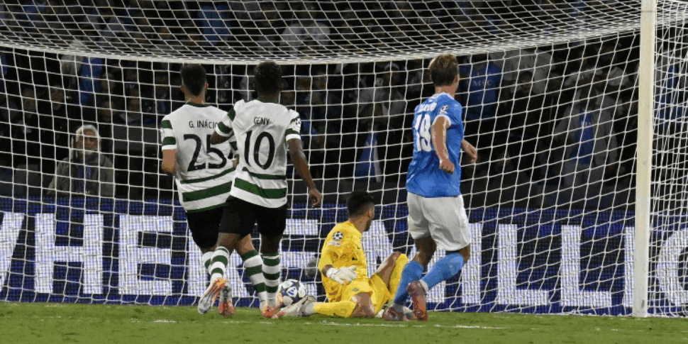Notte di Champions, a Napoli brilla la stella di Hojlund: doppietta allo Sporting Lisbona. Juve, pari in casa del Villareal