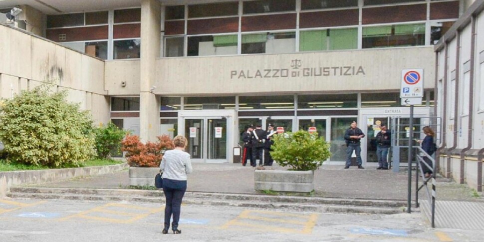 https://assets.gazzettadelsud.it/2025/10/Il-palazzo-di-Giustizia-di-Macerata-970x485-1761069565.jpg