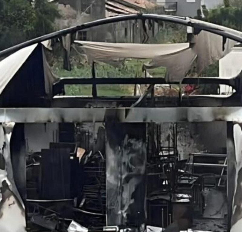 Milazzo, incendio all’Istituto “Guttuso”: fiamme nella tensostruttura, ingenti danni al tetto