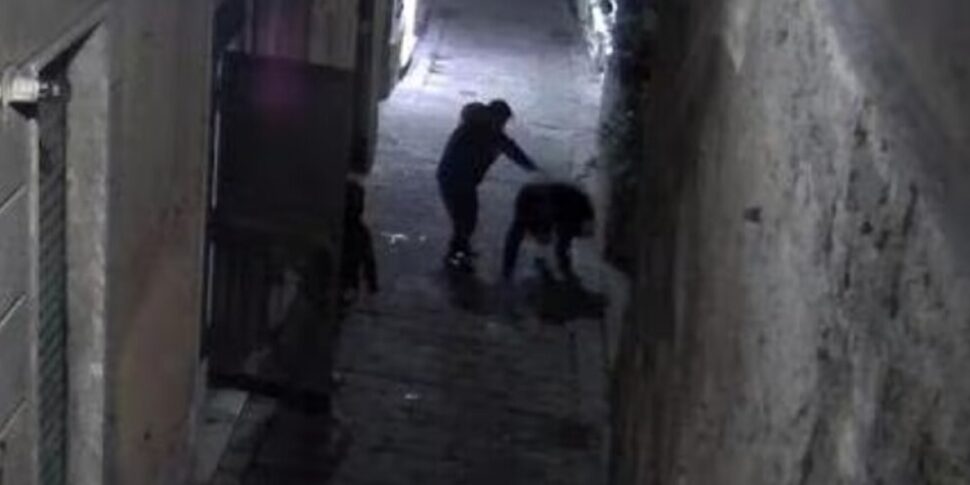 Ucciso con una freccia mentre festeggia per strada con un amico la nascita del figlio a Genova, 21 anni per l