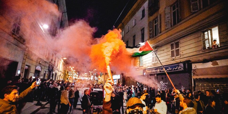 https://assets.gazzettadelsud.it/2025/10/La-manifestazione-pro-Palestina-non-autorizzata-dalla-prefettura-nel-secondo-anniversario-delgli-attacchi-di-Hamas-ad-Israele-970x485.jpg