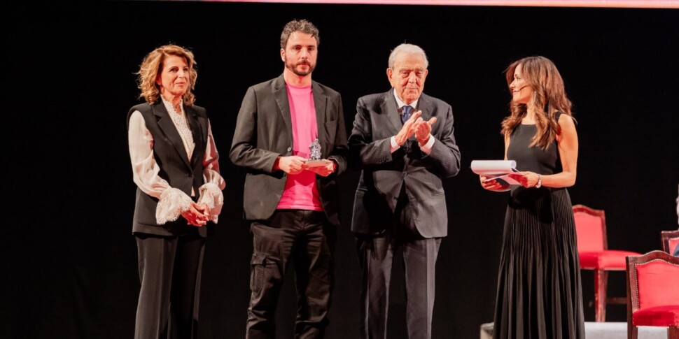 Quel «Malbianco» che ereditiamo: parla Mario Desiati, vincitore del Premio Cultura Mediterranea Quel «Malbianco» che ereditiamo: parla Mario Desiati, vincitore del Premio Cultura Mediterranea