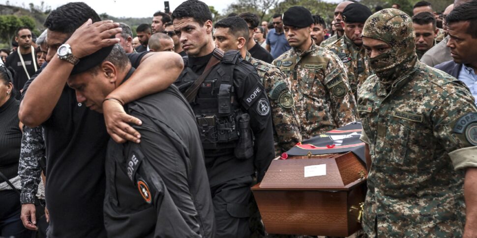 https://assets.gazzettadelsud.it/2025/10/Members-of-the-Rio-de-Janeiro-Military-Police-attend-the-funeral-of-their-colleague-Sergeant-Heber-Carvalho-da-Fonseca-at-the-Jardim-da-Saudade-cemetery-in-Rio-de-Janeiro-970x485.jpg