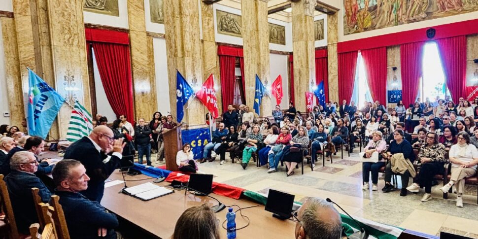 Messina, i dipendenti di Palazzo Zanca dichiarano lo stato d Messina, i dipendenti di Palazzo Zanca dichiarano lo stato d