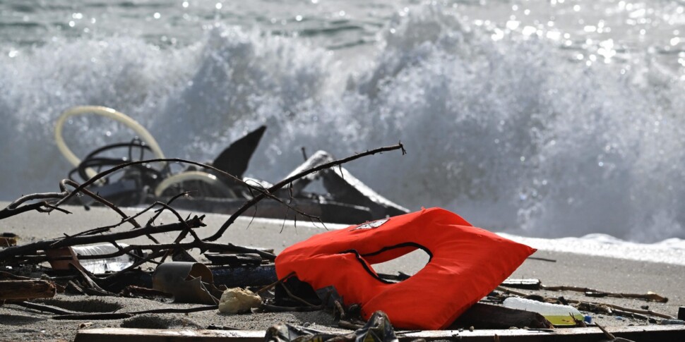Naufragio al largo della Tunisia: 40 migranti morti, 30 soccorsi Naufragio al largo della Tunisia: 40 migranti morti, 30 soccorsi