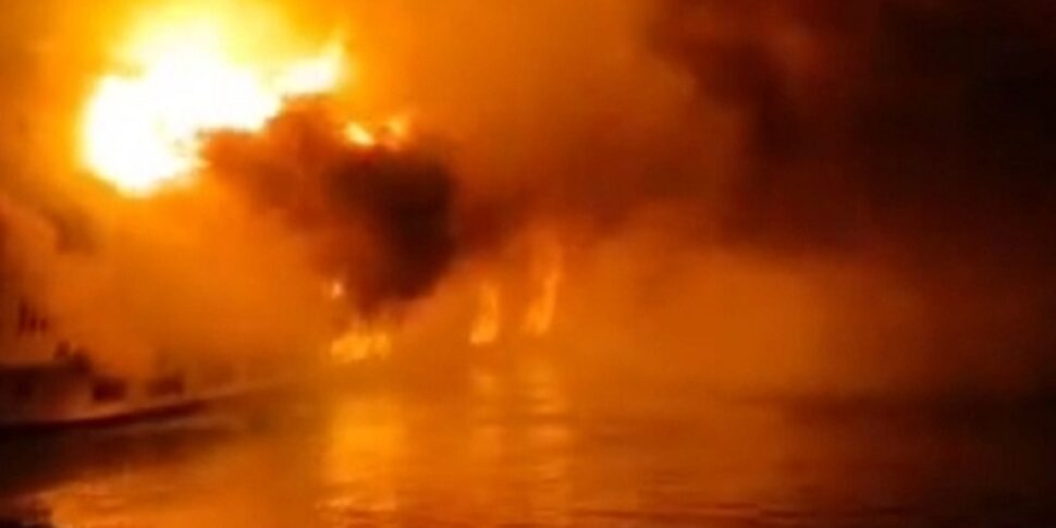 A fuoco nave da crociera sul Nilo, 60 italiani a bordo: "Stanno bene" A fuoco nave da crociera sul Nilo, 60 italiani a bordo: "Stanno bene"