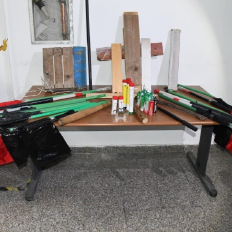 Reggio Calabria, sequestrati fumogeni e bombe carta durante la partita di calcio tra Reggina e Nocerina