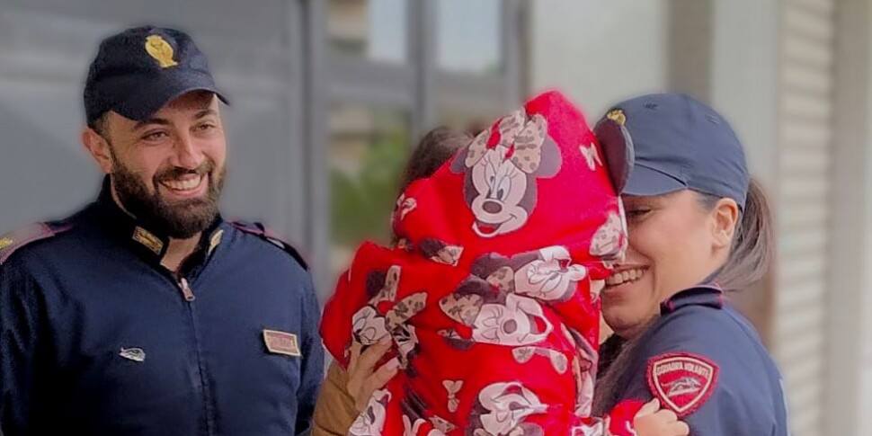 Roma, sirene nella notte per salvare la piccola Alice: la corsa disperata dei due agenti eroi Roma, sirene nella notte per salvare la piccola Alice: la corsa disperata dei due agenti eroi