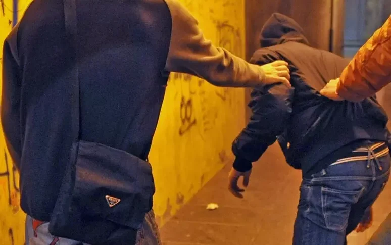 Rissa tra minori con i coltelli davanti alla scuola a Forlì, 5 feriti