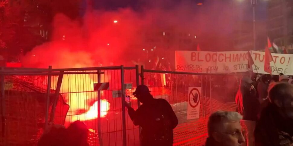 https://assets.gazzettadelsud.it/2025/10/Roma-scontri-al-presidio-pro-Palestina-idranti-e-manganellate-sul-corteo-diretto-alla-Festa-del-Cinema-970x485.jpg