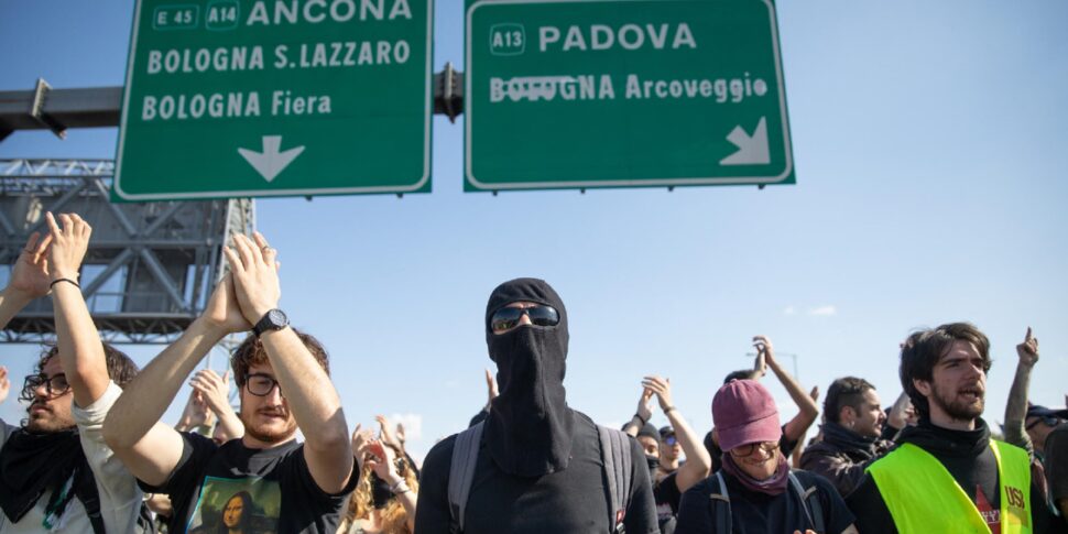 Sciopero generale, Cgil: oltre 2 milioni in piazza, adesione media al 60%. Giovane donna ferita gravemente da un lacrimogeno a Bologna