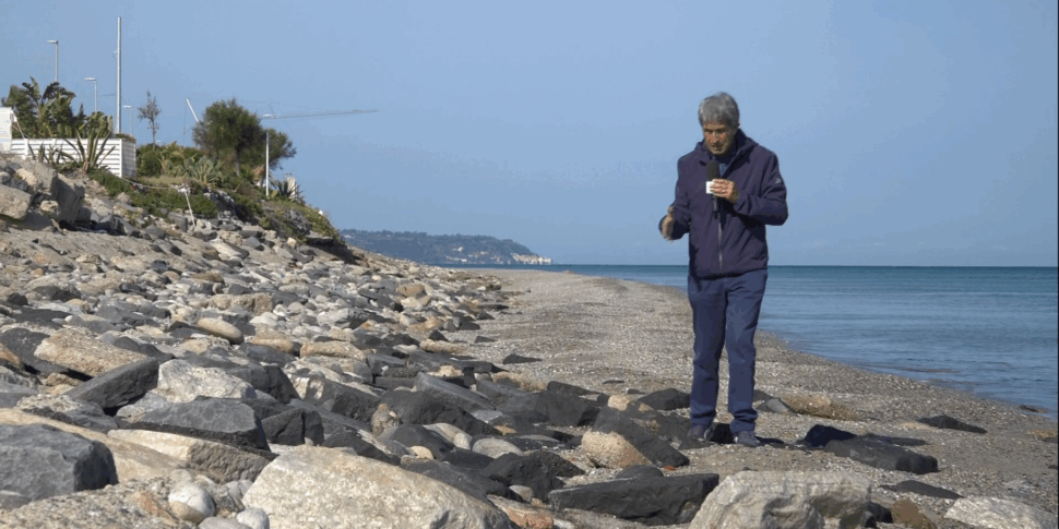 Torre Faro, spiaggia di Torre Bianca invasa da basolato e cemento. Da quale cantiere arriva?