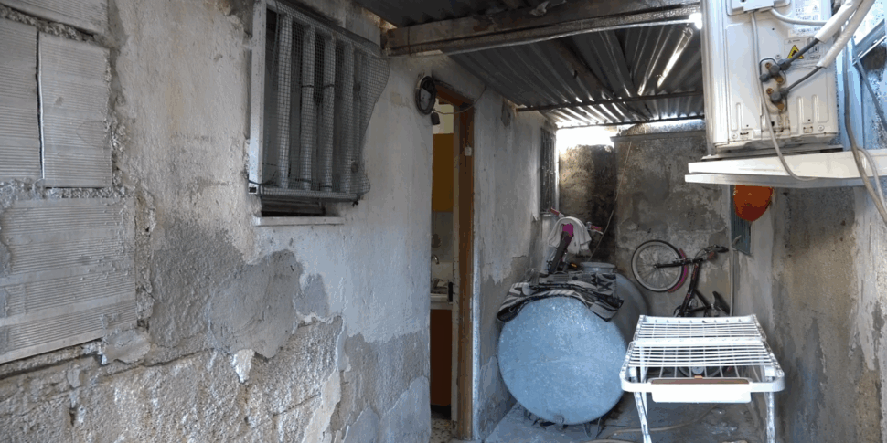 Risanamento, cinque famiglie abusive rallentano lo sbaraccamento al rione Taormina. Minacciano di barricarsi dentro