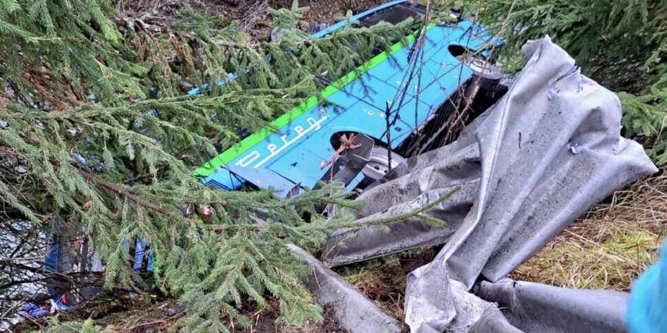 Scuolabus esce di strada a Sondrio, nel torrente dopo un volo di 7 8 metri: a bordo 7 bambini e l Scuolabus esce di strada a Sondrio, nel torrente dopo un volo di 7 8 metri: a bordo 7 bambini e l