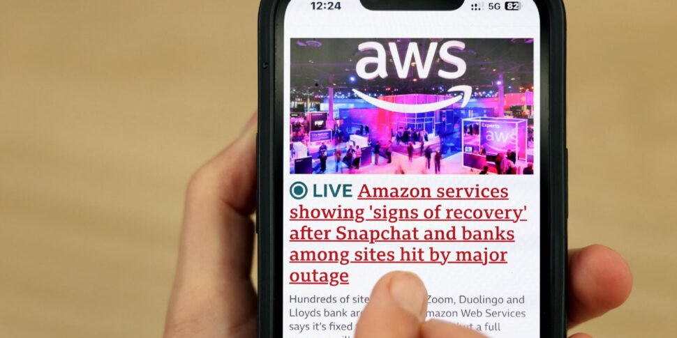 Disservizi al cloud Amazon, in panne centinaia di app: anche Snapchat e Roblox. Problemi originati in Usa, poi mitigati Disservizi al cloud Amazon, in panne centinaia di app: anche Snapchat e Roblox. Problemi originati in Usa, poi mitigati