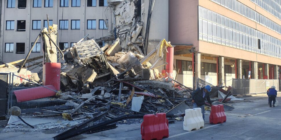 https://assets.gazzettadelsud.it/2025/10/Sesto-San-Giovanni-Milano-crollo-durante-la-demolizione-del-palazzo-ex-Magneti-Marelli.-Ferita-lievemente-una-donna-970x485.jpg