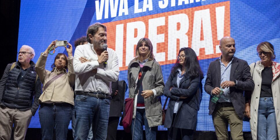 https://assets.gazzettadelsud.it/2025/10/Sigfrido-Ranucci-alla-manifestazione-Viva-la-Stampa-Libera.-Roma-21-ottobre-2025-970x485.jpg
