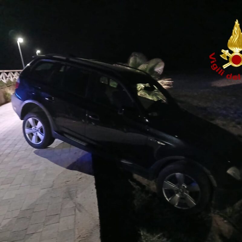 Diversi incendi e un'auto in bilico sul lungomare: notte di lavoro per i Vigili del fuoco del Catanzarese