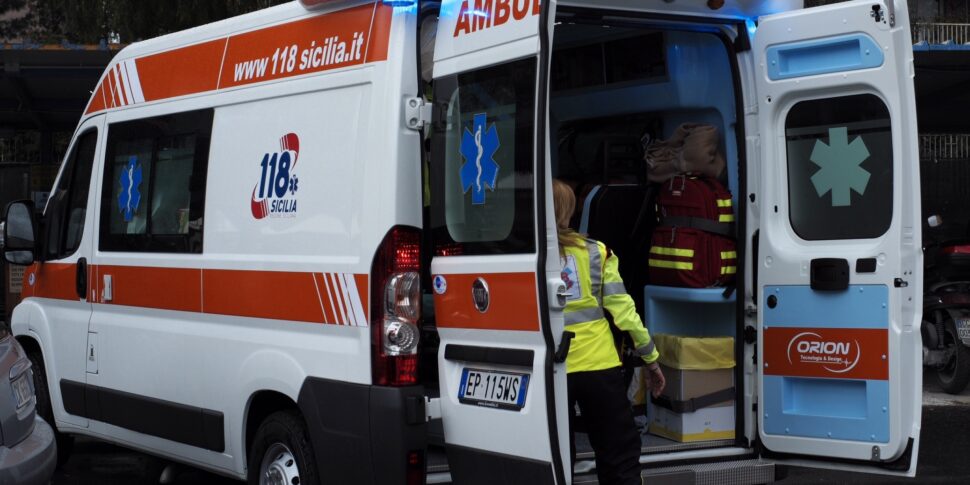 https://assets.gazzettadelsud.it/2025/10/ambulanza-118-970x485.jpg