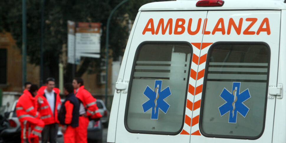 Aggressione a Milano, donna ferita per strada con una coltellata al volto: la polizia intervenne per una lite col marito Aggressione a Milano, donna ferita per strada con una coltellata al volto: la polizia intervenne per una lite col marito