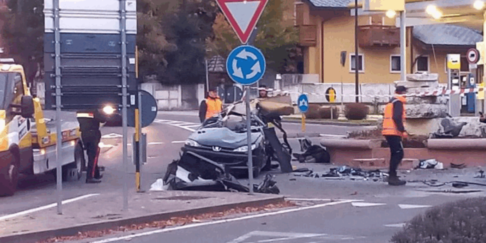 Auto si schianta contro una fontana nella notte: morti tre 20enni ad Asiago Auto si schianta contro una fontana nella notte: morti tre 20enni ad Asiago