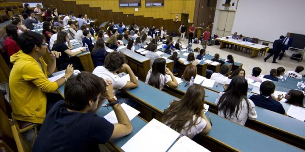 "Iniziate Medicina a 25 anni? Meglio se consegnate le pizze", l