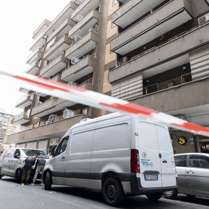 Le preghiere di Acri per Rocco, l'undicenne caduto dal balcone a Roma. Si sarebbe sporto per salutare la sorellina. La madre: “Ho tentato di afferrarlo ma è stato inutile”