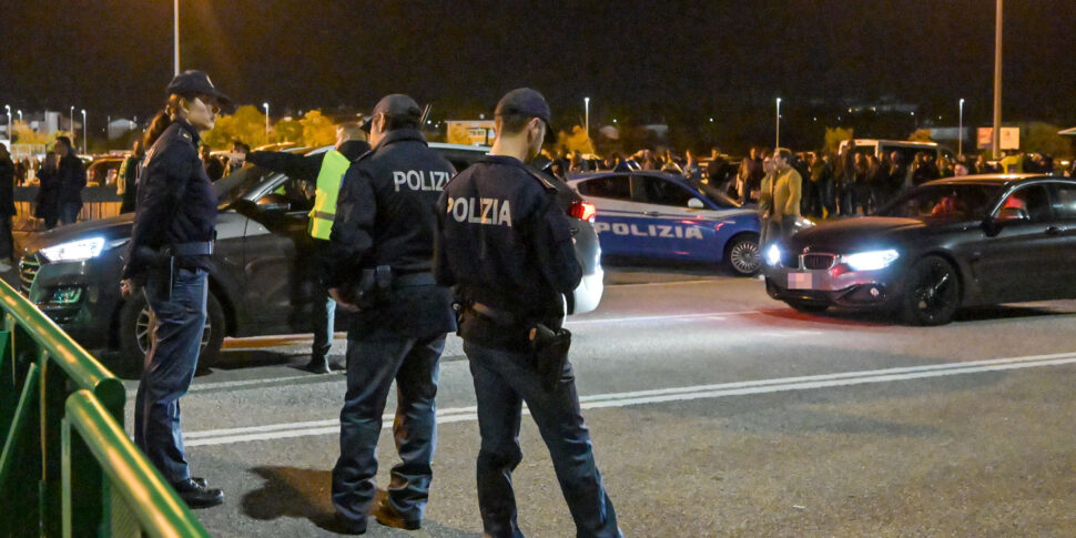 Udine blindata, corteo pro Pal prima della partita: tensione con le forze dell Udine blindata, corteo pro Pal prima della partita: tensione con le forze dell