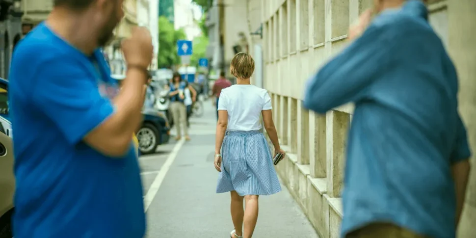 https://assets.gazzettadelsud.it/2025/10/catcalling-970x485.webp