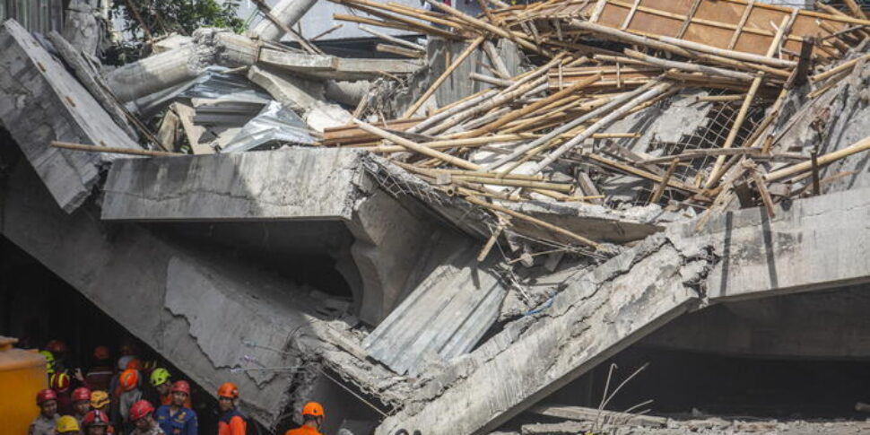 https://assets.gazzettadelsud.it/2025/10/crollo-scuola-giava-indonesia-970x485.jpg